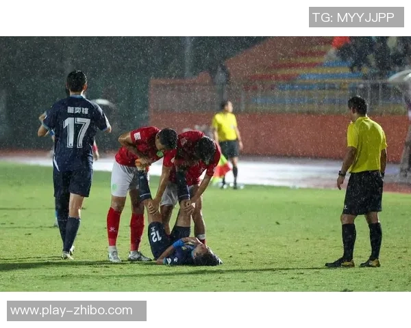 潍坊足球联赛激烈冲突引发群殴事件球迷与球员间的暴力对抗令人震惊